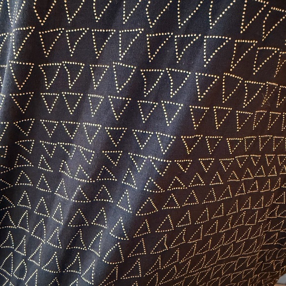 NWT!! 🖤💛 LuLaRoe Black Top with Gold Triangle Patterns - Picture 2 of 5